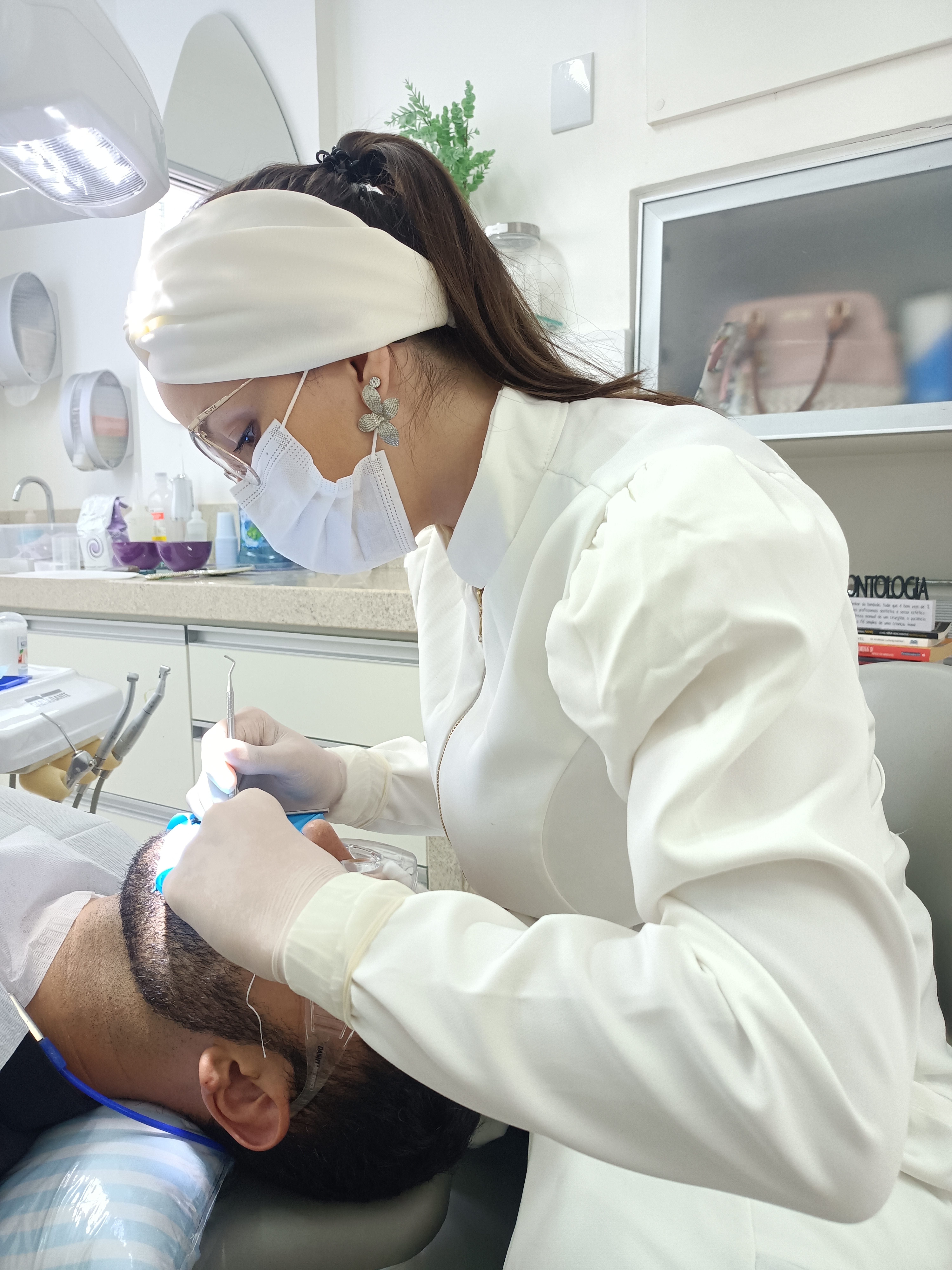 Dra. Ana Carolina — Dentista